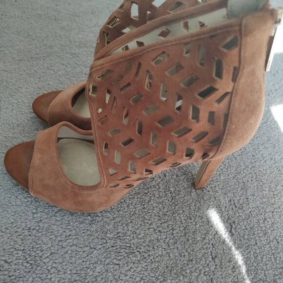 NEW BCBG Size 7 Suede Pumps Never Worn - Picture 1 of 4